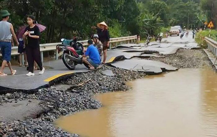 Mặt đường bị xói lở nham nhở, xuất hiện nhiều vũng sâu. Ảnh: Ngọc Hoa