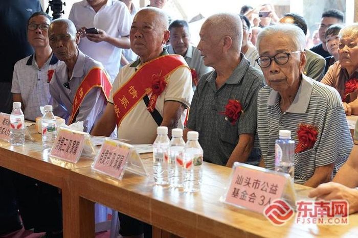 Nhiều người xúc động khi chứng kiến các cụ ông đã ngoài 80 tuổi tìm lại được nhau sau nhiều năm lưu lạc. Ảnh: fisen