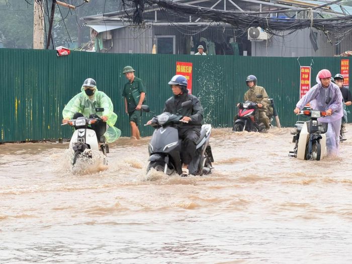 Các phương tiện di chuyển qua đây rất khó khăn, nhiều người đi xe máy phải dắt bộ. Ảnh: Đình Hiếu