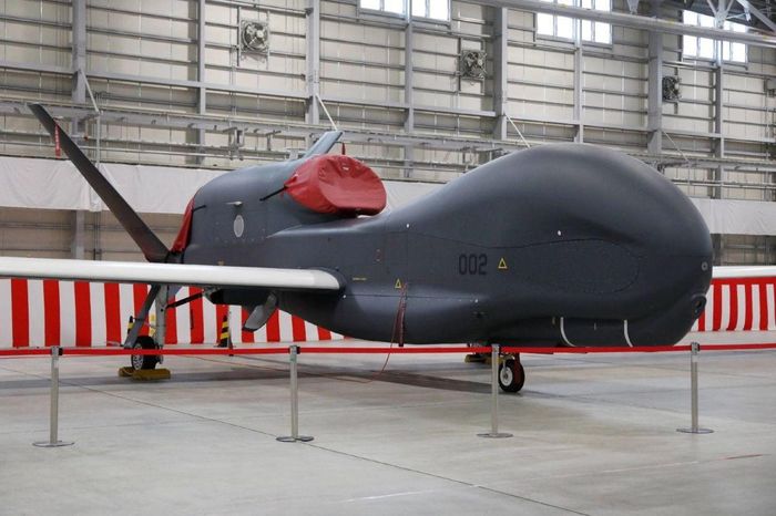 Một máy bay trinh sát không người lái UAV RQ-4B Global Hawk của Lực lượng Phòng vệ Trên không đóng tại Căn cứ Không quân Misawa, tỉnh Aomori/JIJI. Ảnh: japantimes.co.jp
