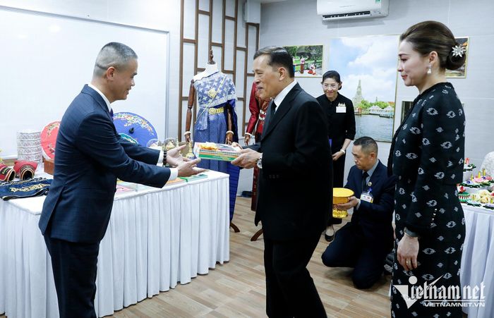 Nhà Vua Thái Lan và Hoàng hậu trong chuyến thăm Việt Nam