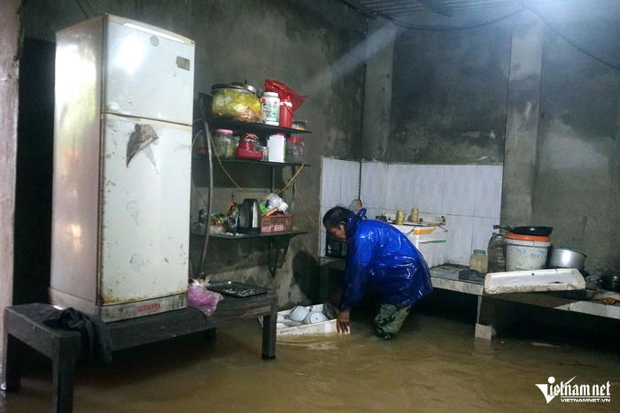 Nhiều đồ đạc của gia đình ông Mịch bị chìm trong nước. Ảnh: Lê Dương