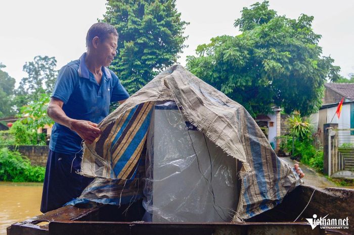 Ông Trương Lê Văn Nghị (xã Kim Tân) cho biết gia đình đã khẩn trương di chuyển tài sản, gia súc, gia cầm đến nơi an toàn nhằm hạn chế thiệt hại do nước lũ. Ảnh: Lê Dương
