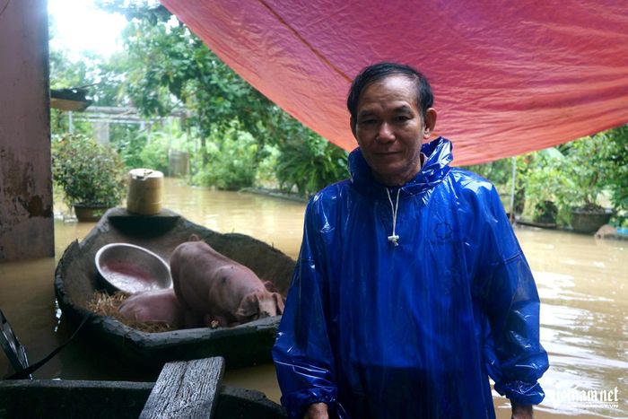 Ngôi nhà của ông Phạm Văn Mịch (thôn Vạn Thiện, xã Nông Cống) bị ngập sâu. Gia đình phải sử dụng thuyền để di chuyển. Ảnh: Lê Dương