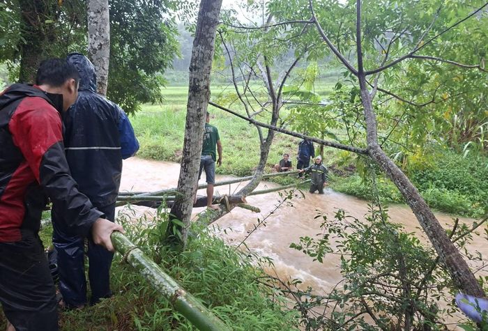 Người dân chặt che, dựng cầu tạm để đưa người quá cố về nơi yên nghỉ. Ảnh: CTV