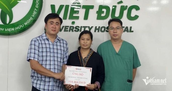 Đại diện Báo VietNamNet cùng phòng Công tác xã hội của bệnh viện trao số tiền 114.464.134 đồng tới chị Hoàng Thị Sính