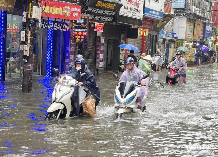 Mưa ngập khiến nhiều xe bị chết máy, phải dắt bộ. Ảnh: Hoàng Hiệp