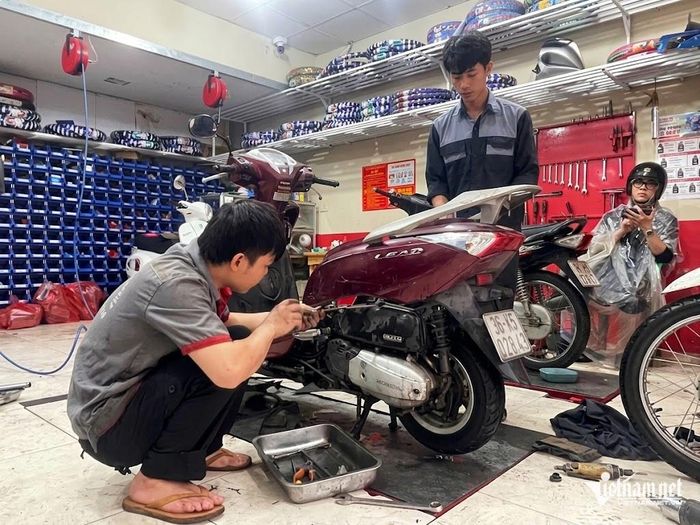 Vấn đề thường gặp nhất đối với các dòng xe máy xăng là nước vào bu-gi. Ảnh: Hoàng Hiệp