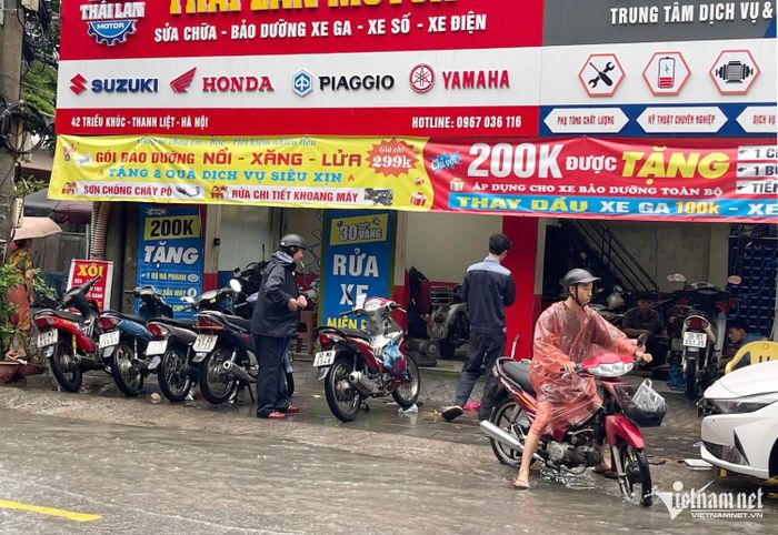 Nhiều cửa hàng sửa chữa xe máy nhanh chóng rơi vào tình trạng quá tải trong sáng 17/9. Ảnh: Hoàng Hiệp