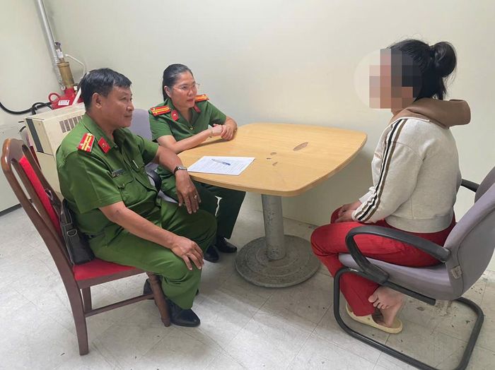 Lực lượng công an động viên T. sau khi em được đưa về Việt Nam. Ảnh: Công an TP Cần Thơ 