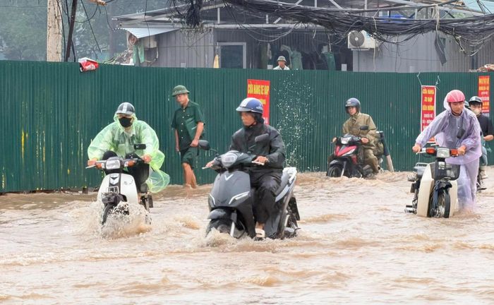 Hà Nội mưa lớn ngày 17/9, nhiều nơi ngập úng. Ảnh: Đình Hiếu