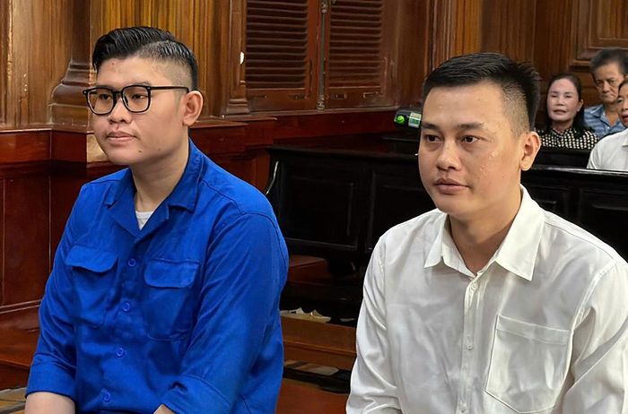 Bị cáo Phan Công Khanh (bên phải) và Mohamach Da Pha tại phiên tòa. Ảnh: TN