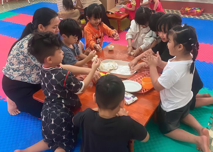 Giáo viên khuyến khích trẻ chủ động bày tỏ ý tưởng trong các hoạt động