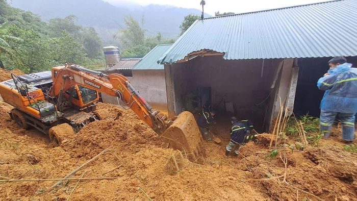 Lực lượng chức năng huy động máy móc để tìm kiếm nạn nhân. Ảnh: Công an Phú Thọ