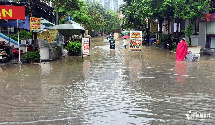 Nước ngập khiến việc kinh doanh của nhiều hộ dân bị ảnh hưởng.