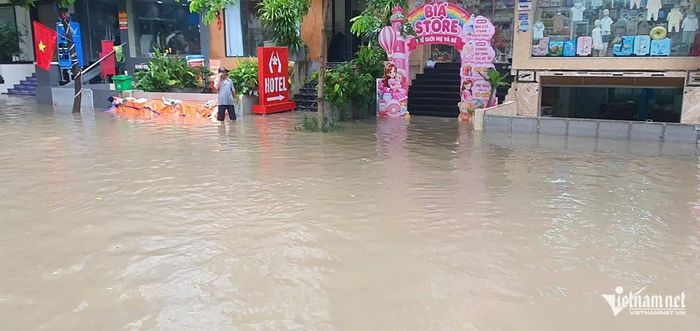 Dù che chắn thế nào nước vẫn tràn vào hầm để xe của các căn biệt thự.