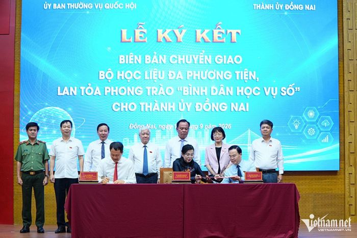 Lễ ký kết chuyển giao bộ học liệu phục vụ phong trào "Bình dân học vụ số" cho Đồng Nai. Ảnh: Hoàng Anh