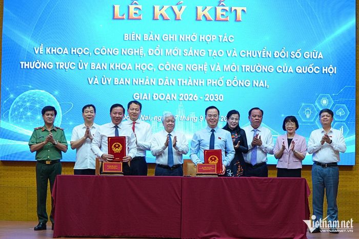 Ủy ban Khoa học, Công nghệ và Môi trường và UBND TP Đồng Nai ký Biên bản ghi nhớ hợp tác về khoa học, công nghệ, đổi mới sáng tạo và chuyển đổi số. Ảnh: Hoàng Anh