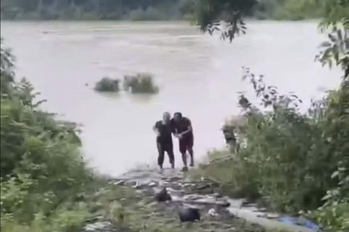 Anh Cao lao xuống sông cứu người và đưa lên bờ. Ảnh cắt clip