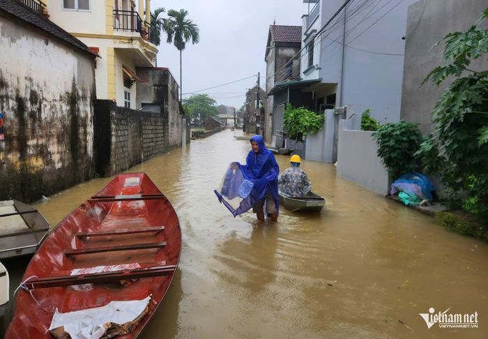 Lực lượng chức năng cùng người dân sẵn sàng ứng phó với mưa ngập.