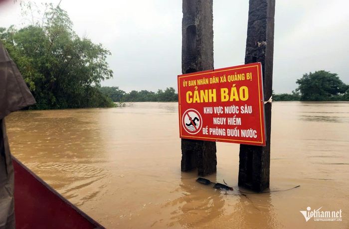 Chính quyền địa phương khuyến cáo người dân hạn chế đi lại qua các tuyến đường ngập.