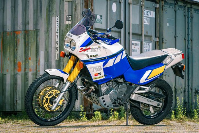 Yamaha XTZ750 Super Tenere được sinh ra để cạnh tranh với đối thủ Honda Africa Twin. Ảnh: Motor NL
