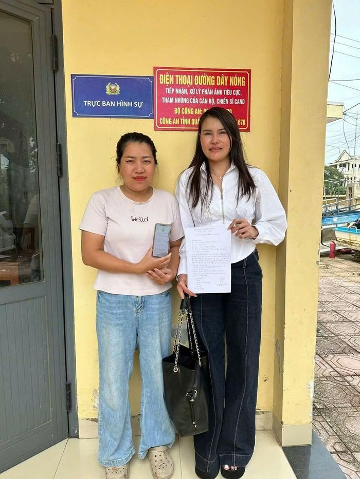 Chị Lê Thị Thu Huyền (bên trái) chuyển trả gần 1 tỷ đồng cho chị Trần Thị Dung (bên phải). Ảnh: Xuân Thắng