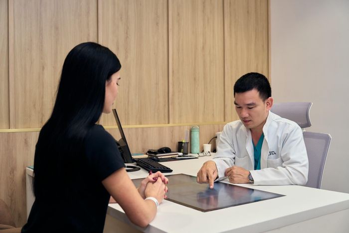 BS Tô Văn Quyền kết luận cùng khách hàng sau khi kết thúc quá trình tầm soát. Ảnh: Nura Việt Nam