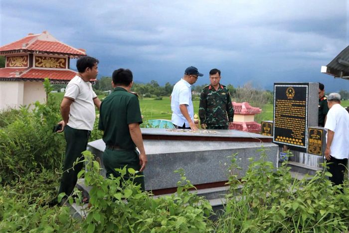 Ngôi mộ tập thể do ông Thế xây tại nghĩa trang gia tộc ở xã Thu Bồn, theo quy cách mộ liệt sĩ và có kích thước lớn để an táng 17 hài cốt. Ảnh: Quang Cường