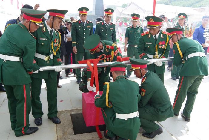 Sau hơn nửa thế kỷ, 17 liệt sĩ đã trở về yên nghỉ trên mảnh đất nơi các anh từng chiến đấu và hy sinh. Ảnh: Quang Cường
