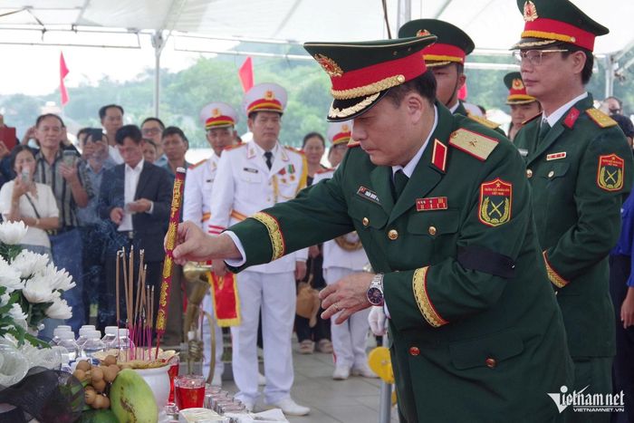 Thiếu tướng Trần Minh Trọng, Phó Chính ủy Quân khu 5, dâng hương tưởng niệm 17 liệt sĩ. Ảnh: Quang Cường