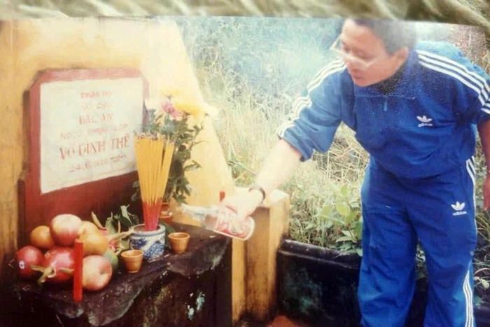 Phần mộ tập thể đầu tiên do ông Võ Đình Thế xây dựng để hương khói cho 17 liệt sĩ. Ảnh: Đinh Thế