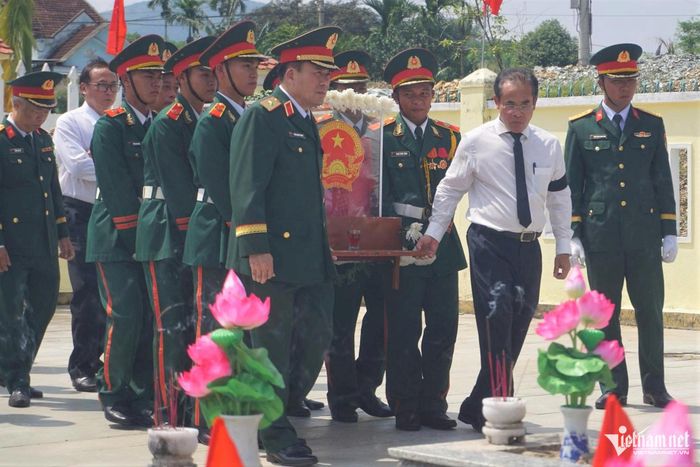 Lãnh đạo TP Đà Nẵng và Bộ Tư lệnh Quân khu 5 đưa hài cốt liệt sĩ đến nơi an táng. Ảnh: Hà Nam