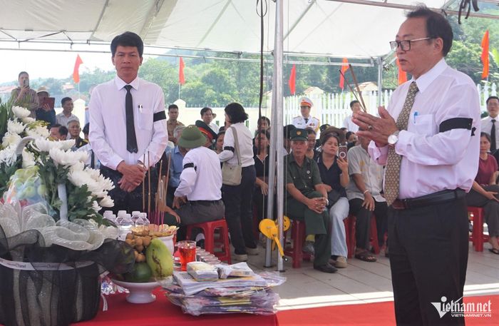 Ông Võ Đình Thế thành kính thắp hương tiễn những người lính được ông chăm lo phần mộ gần 40 năm. Ảnh: Hà Nam