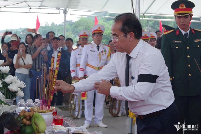 Ông Trần Anh Tuấn, Phó Chủ tịch UBND TP Đà Nẵng, dâng hương tưởng niệm 17 liệt sĩ. Ảnh: Quang Cường