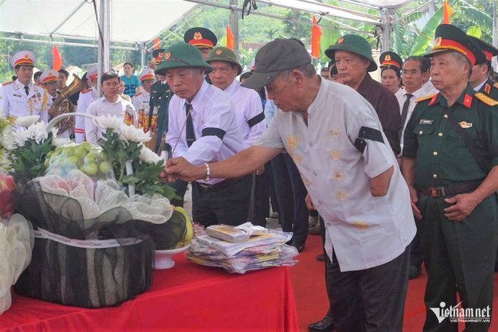 Người dân và đồng đội thành kính dâng hương tưởng niệm 17 liệt sĩ. Ảnh: Hà Nam