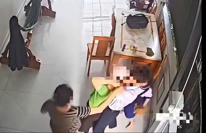 Clip ghi lại hành vi bạo lực của nam sinh. Ảnh: Cắt từ clip