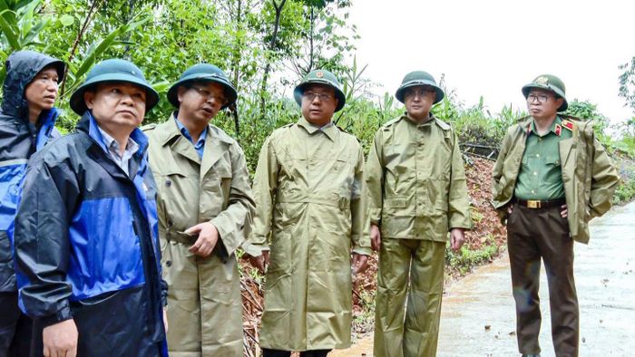 Lãnh đạo tỉnh Phú Thọ và Công an tỉnh kiểm tra, chỉ đạo công tác ứng phó, tìm kiếm nạn nhân tại hiện trường vụ sạt lở tại xã Đà Bắc. Ảnh: CACC