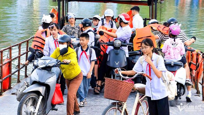 Học sinh phường Vân Hà chờ đò sang khu vực phường Kinh Bắc để đến trường.