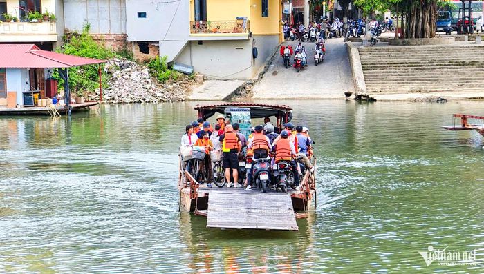 Các chuyến đò tại bến Bến Đình hoạt động hết công suất vào thời điểm công nhân đi làm, học sinh đến trường.