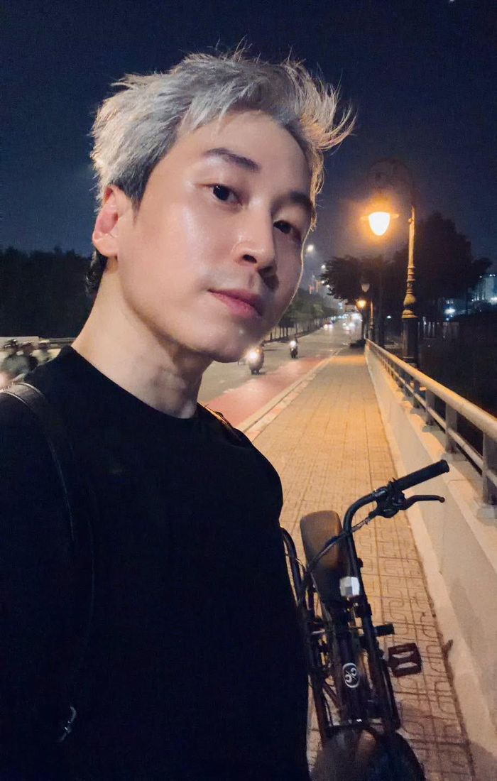 Rapper Karik chăm đạp xe thể dục.