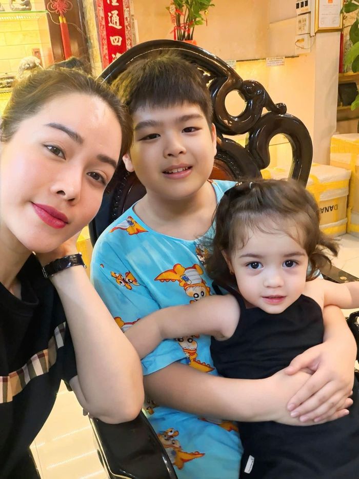 Ca sĩ Nhật Kim Anh vui vẻ bên 2 con.