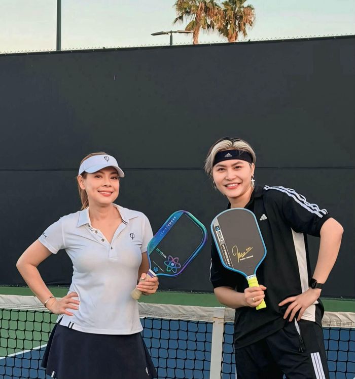 Ca sĩ Thanh Thảo cùng ca sĩ Vicky Nhung chơi pickleball.