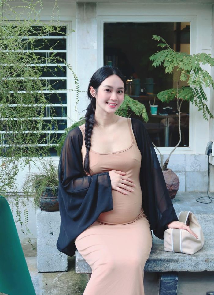 Á hậu Vũ Thuý Quỳnh thoải mái dạo phố.