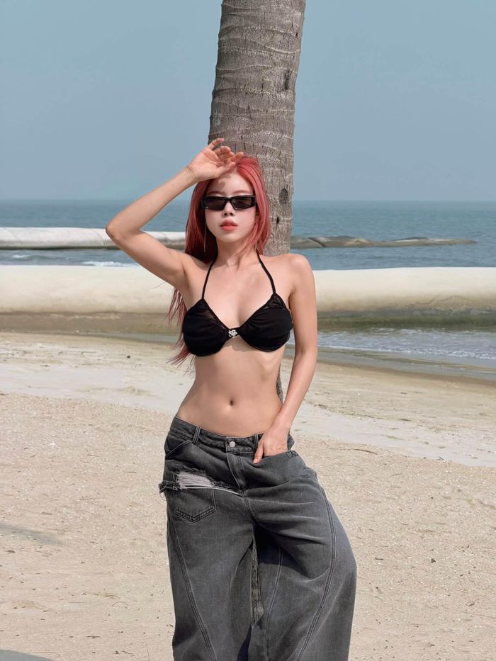 Ca sĩ Trang Pháp gợi cảm bên biển.