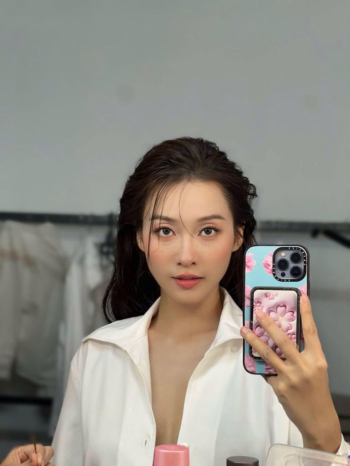 Diễn viên Khả Ngân khi gây chú ý đăng ảnh không cài cúc áo.