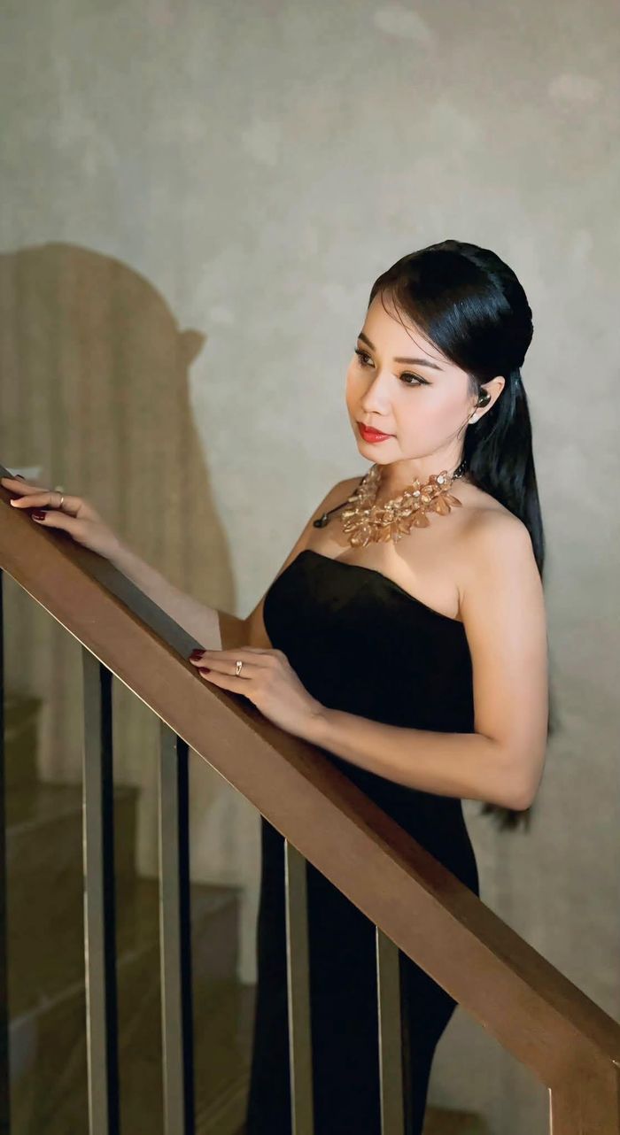 Ca sĩ Cẩm Ly mặc sang chảnh và thanh lịch.