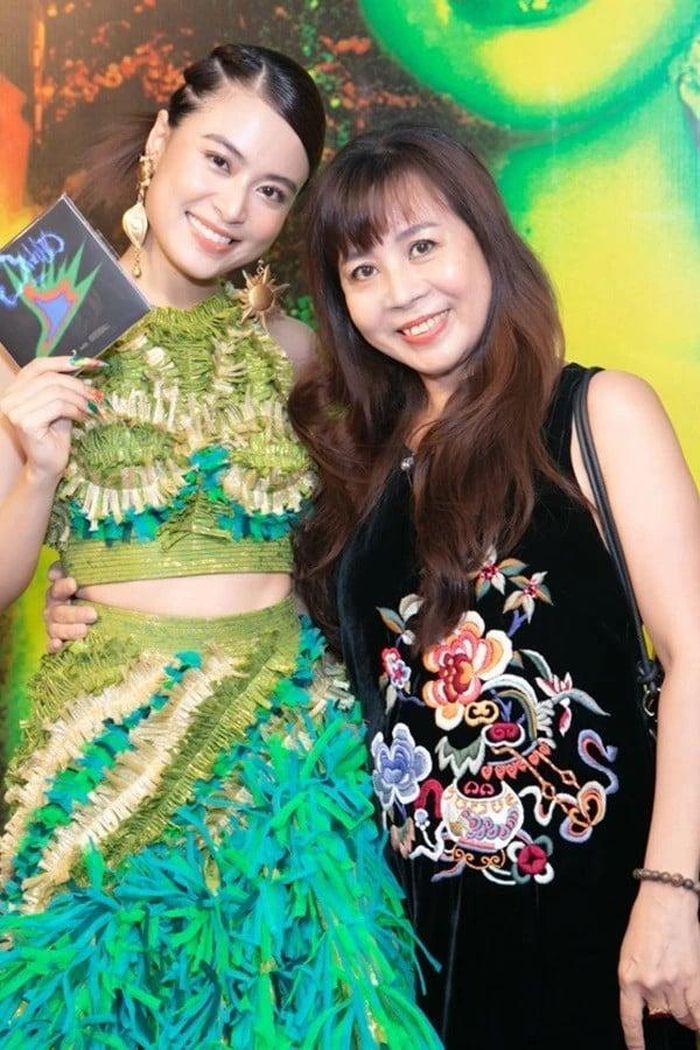 Hoàng Thùy Linh và mẹ.