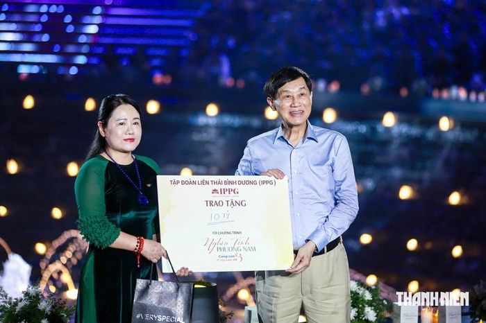 Tại chương trình ông Johnathan Hạnh Nguyễn cùng gia đình ủng hộ 10 tỉ đồng. Ảnh: BTN
