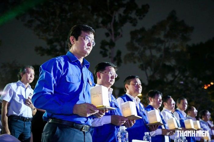 Các đại biểu và khán giả đã thắp những ngọn nến tưởng niệm. Ảnh: BTN